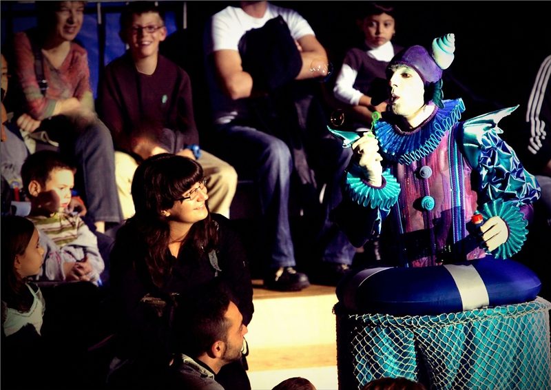 Payaso actuando entre el público.