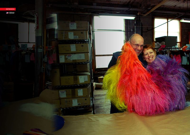 Entrevista en un taller de vestuario con plumas de colores.