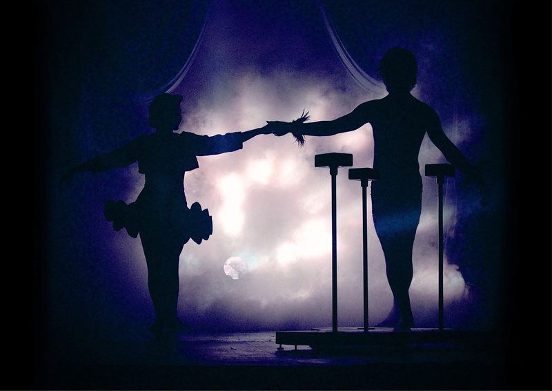Siluetas de dos artistas a contraluz.