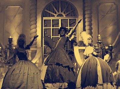 Fotografía de archivo: tres intérpretes con grandes faldas de época ante un ventanal rojo.