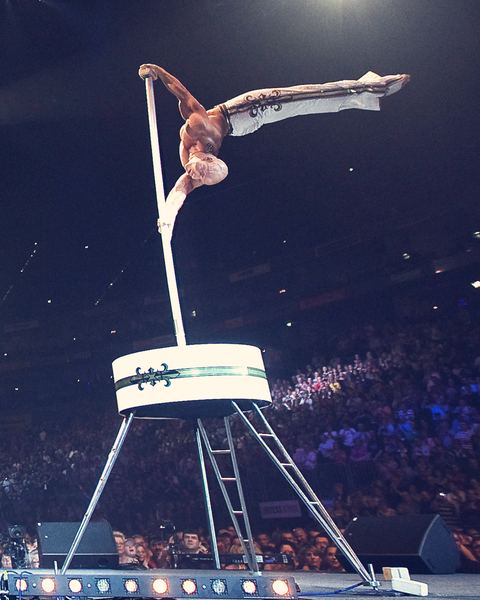 Encho Keryazov hace una vertical sobre un mástil en lo alto de su pedestal, ante un pabellón lleno.