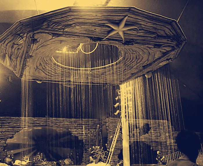 Escenografía del Circo Acuático: una gran estructura circular suspendida deja caer una cortina de agua sobre la pista.