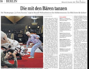 Recorte del Berliner Morgenpost titulado «Die mit den Bären tanzen» sobre el número de osos polares de La Fiesta Escénica en el circo de Navidad de Roncalli.