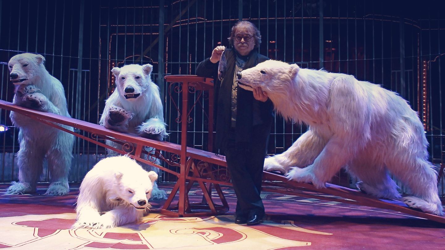 Bernhard Paul, fundador del Circus Roncalli, en la pista junto a cuatro osos polares animatrónicos sobre un balancín.