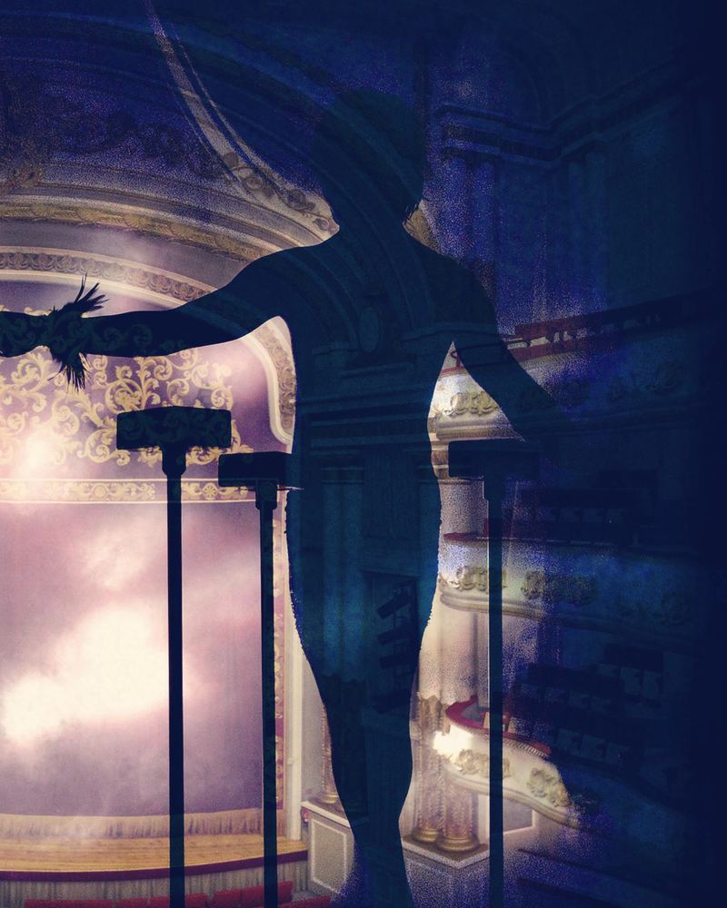 Silueta de una artista con los brazos abiertos ante el escenario iluminado de un teatro a la italiana.