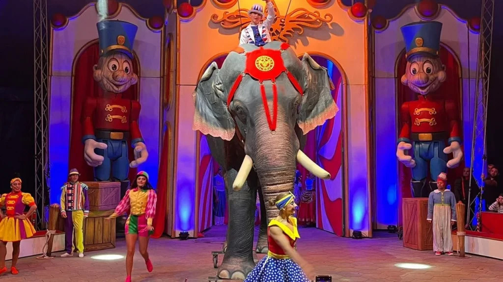 El elefante robot nacido en Oia desata el furor en el circo francés
